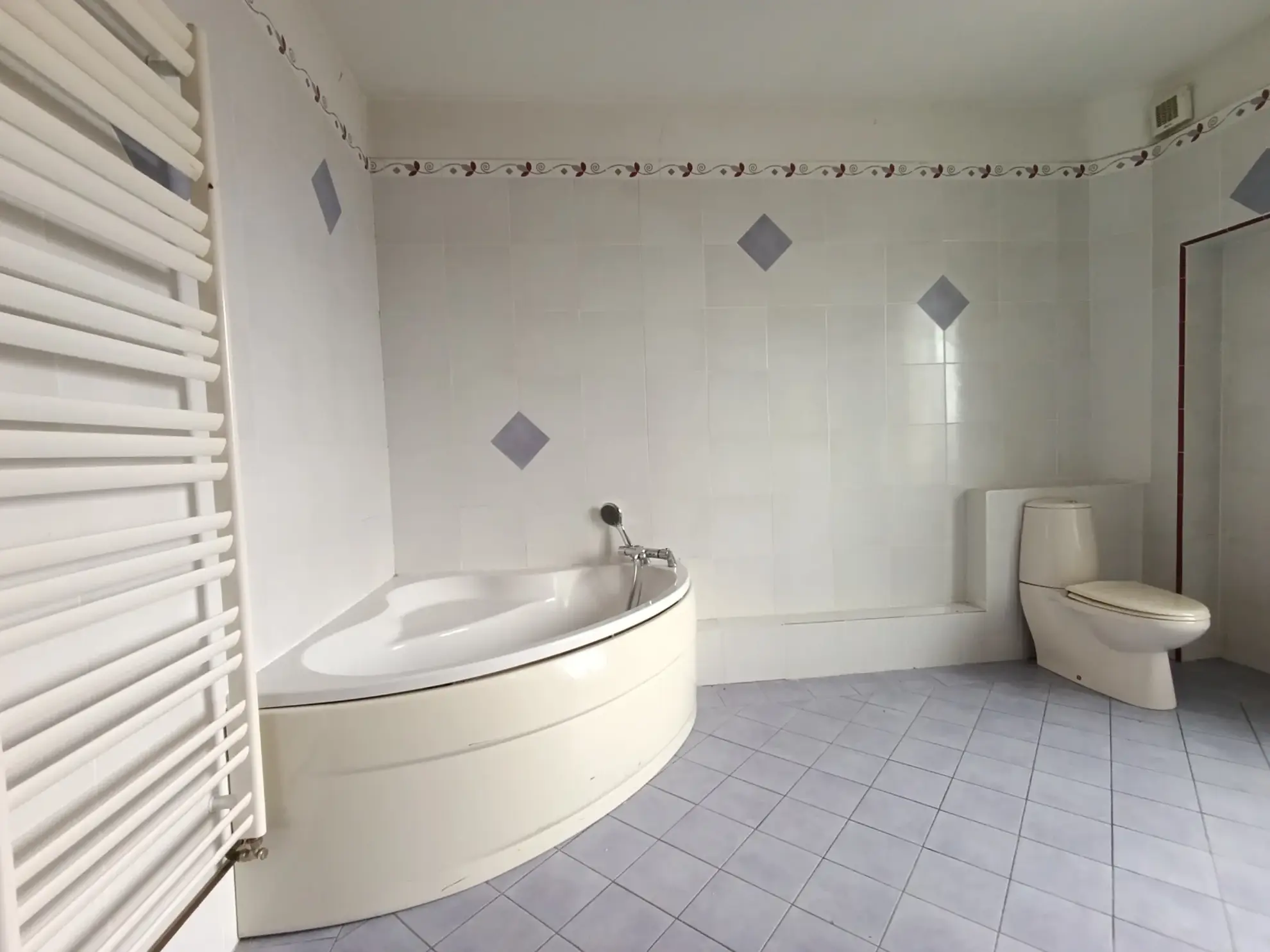 Maison de ville à Vichy avec 3 chambres, garage et jardin à rénover 