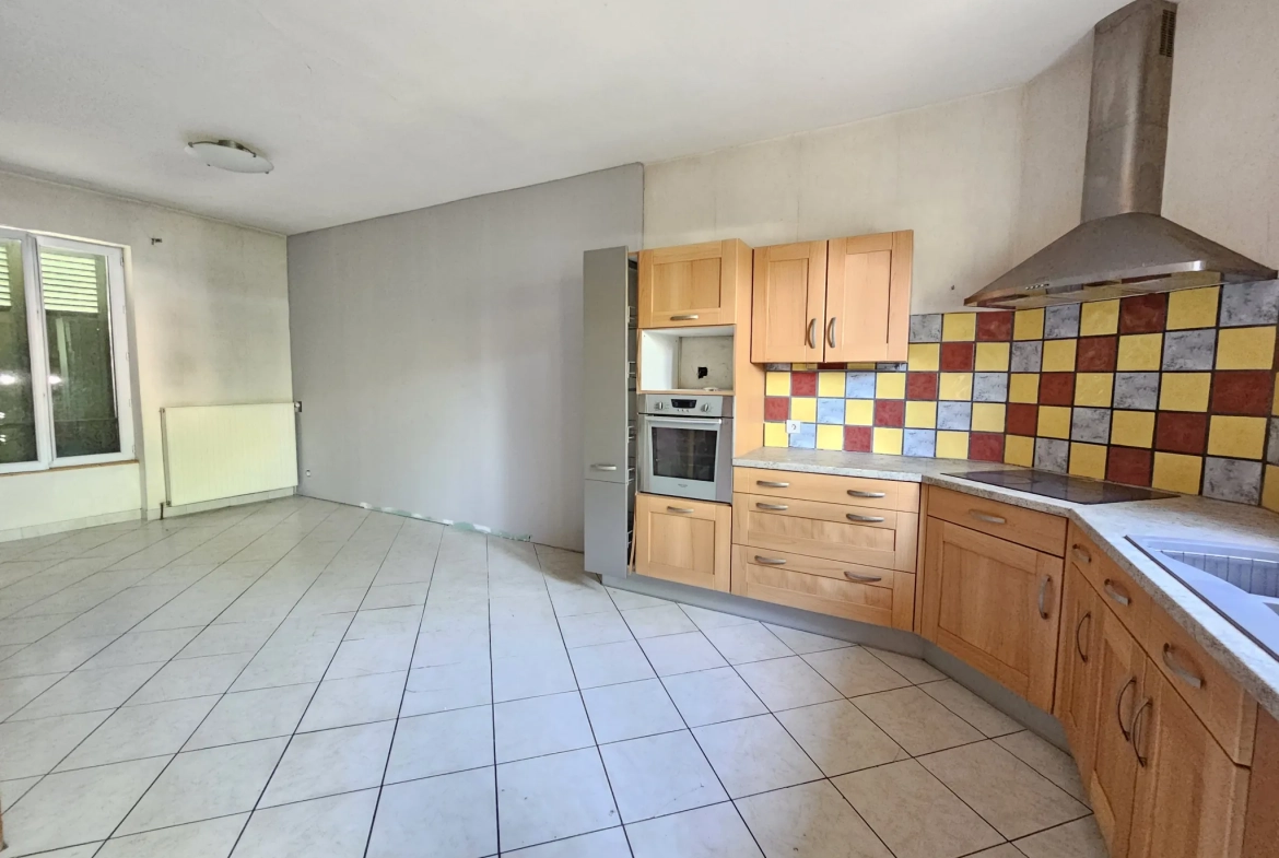 Maison de ville à Vichy avec 3 chambres, garage et jardin à rénover 