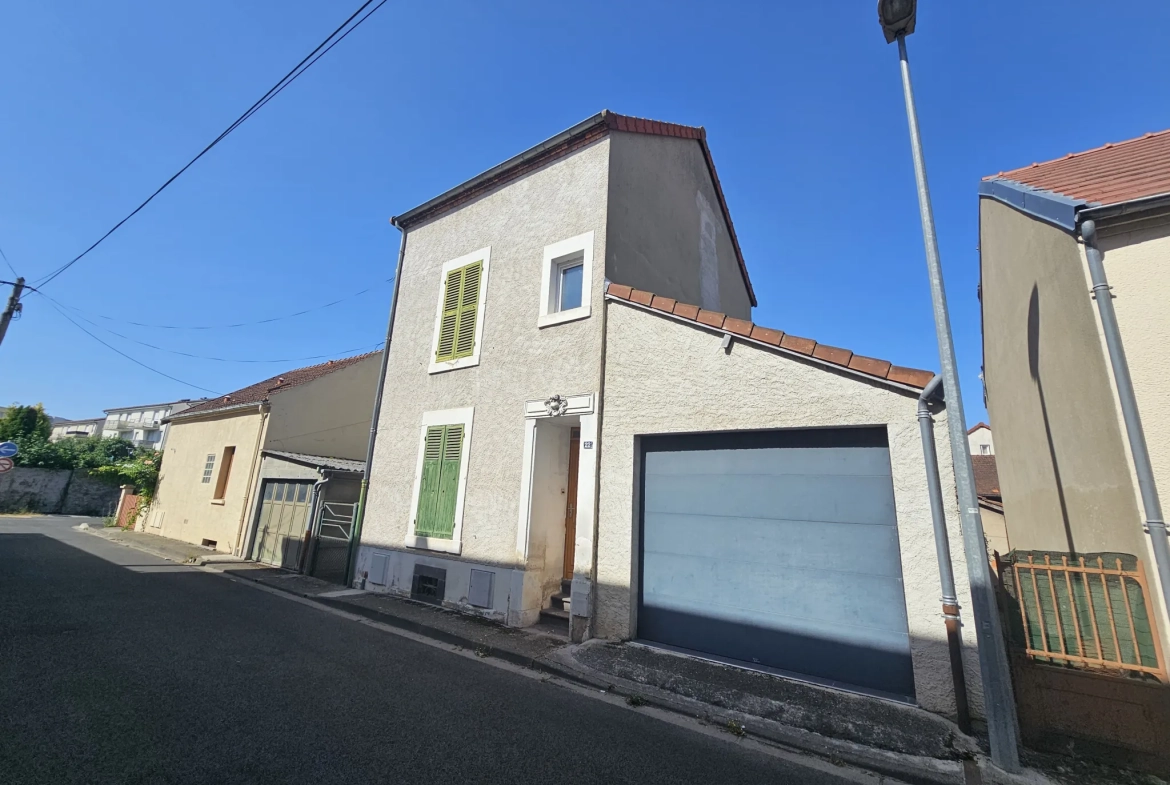 Maison de ville à Vichy avec 3 chambres, garage et jardin à rénover 