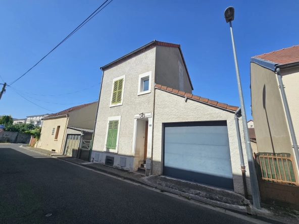 Maison de ville à Vichy avec 3 chambres, garage et jardin à rénover