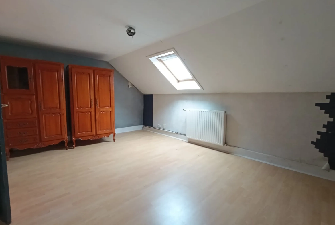 Maison de ville à Vichy avec 3 chambres, garage et jardin à rénover 