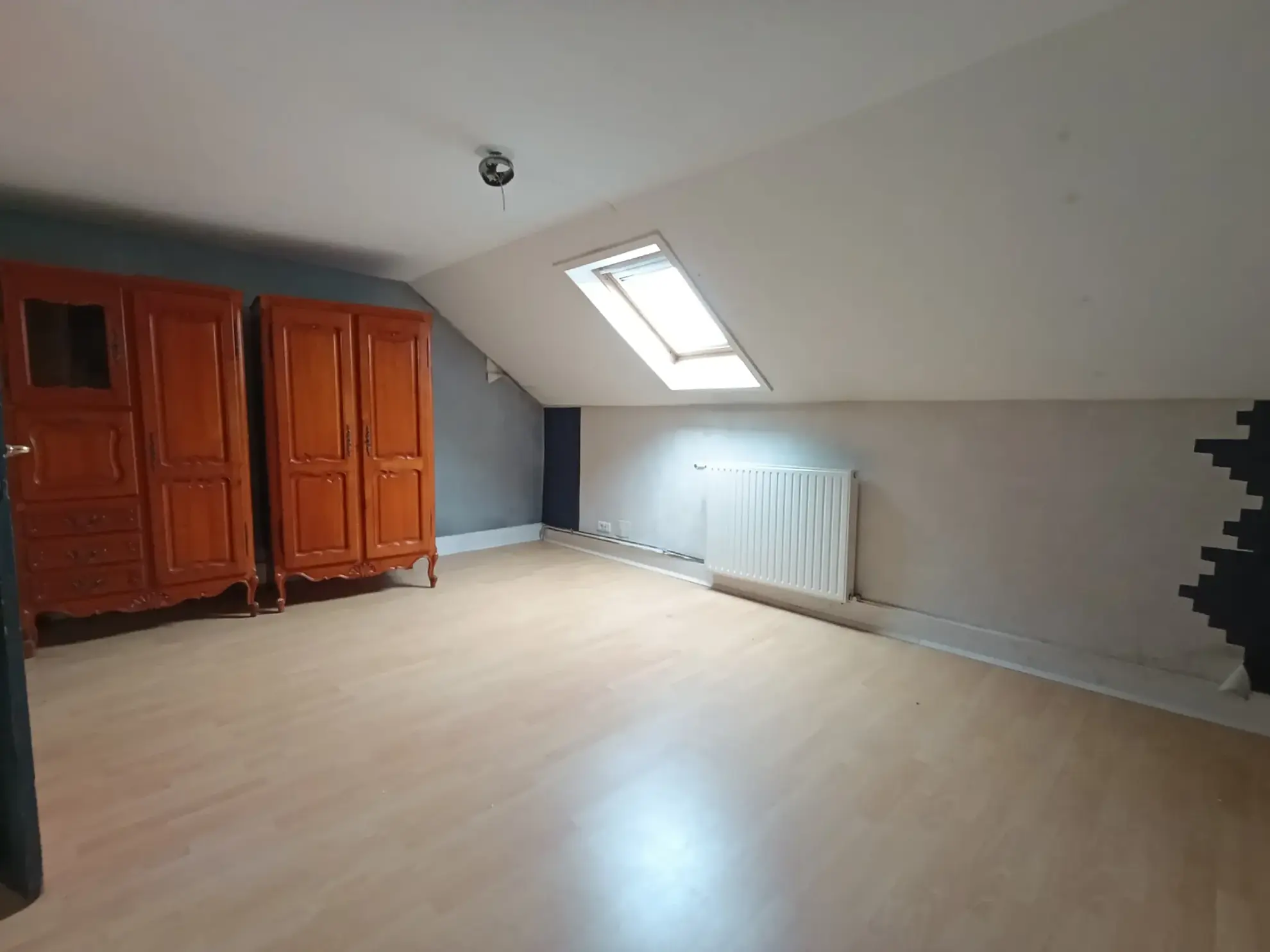 Maison de ville à Vichy avec 3 chambres, garage et jardin à rénover 