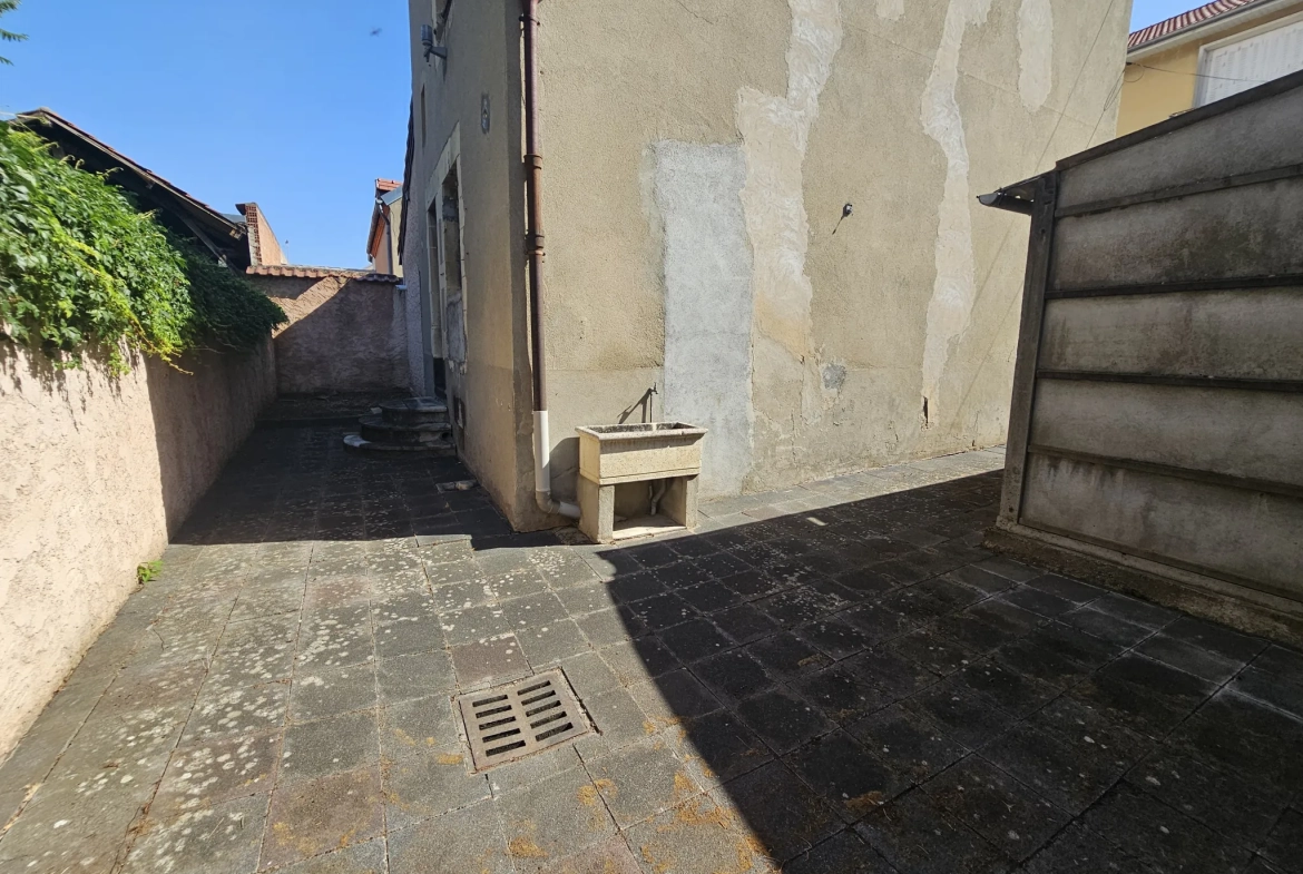 Maison de ville à Vichy avec 3 chambres, garage et jardin à rénover 