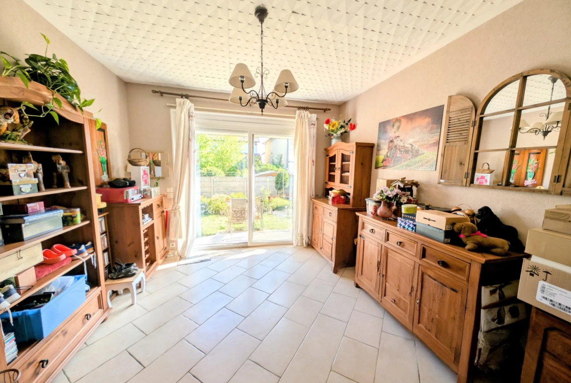 Maison traditionnelle de 1930 à Sainte-Savine avec jardin et ateliers - 106 m² 