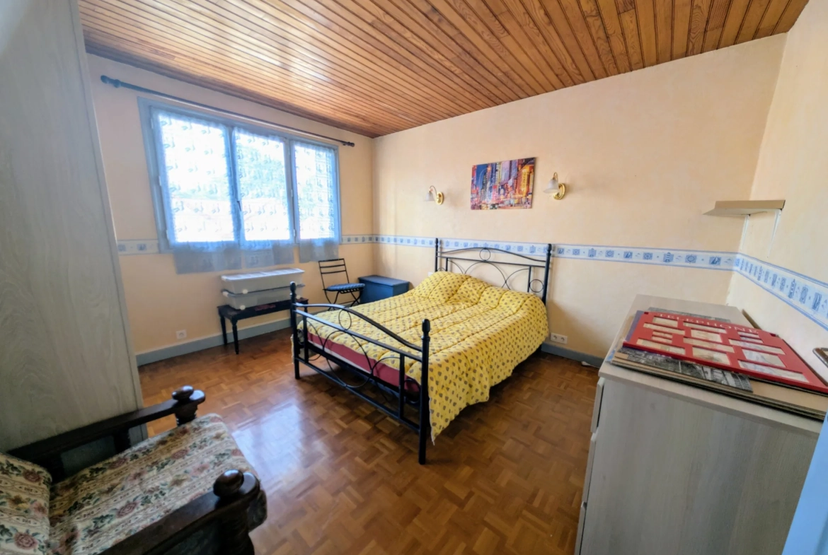 Maison traditionnelle de 1930 à Sainte-Savine avec jardin et ateliers - 106 m² 