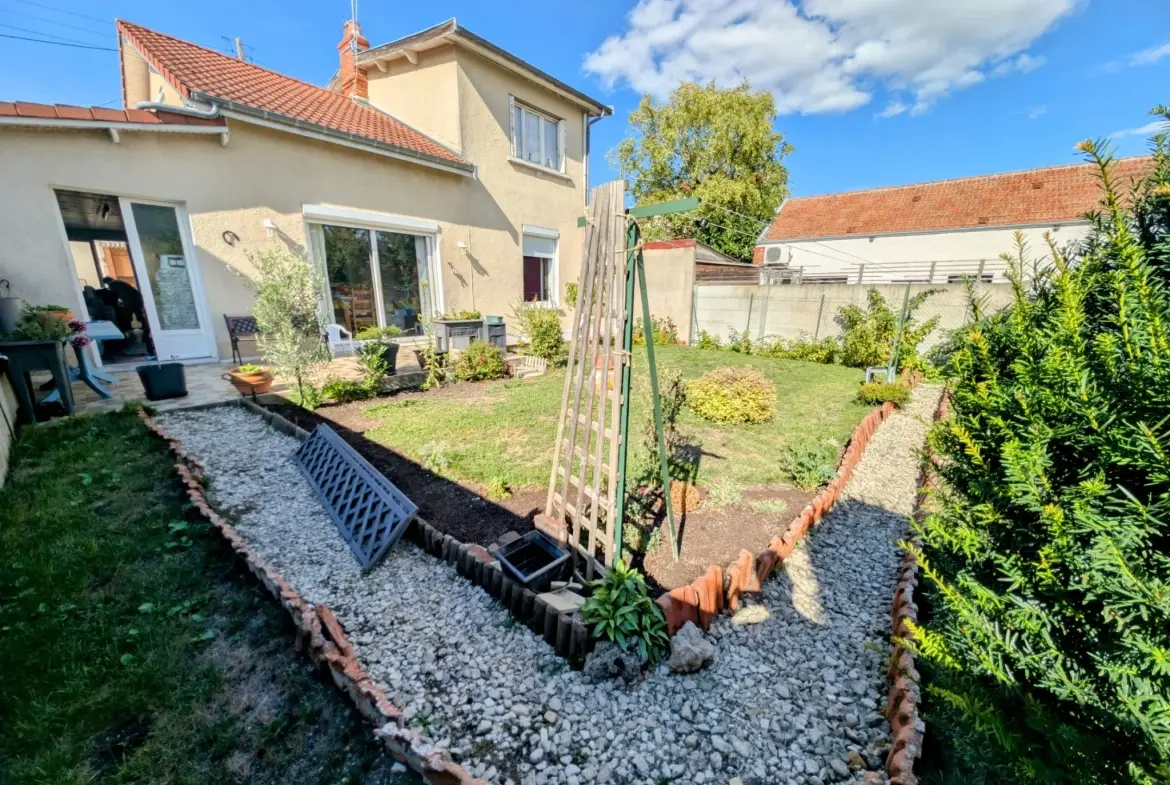 Maison traditionnelle de 1930 à Sainte-Savine avec jardin et ateliers - 106 m² 