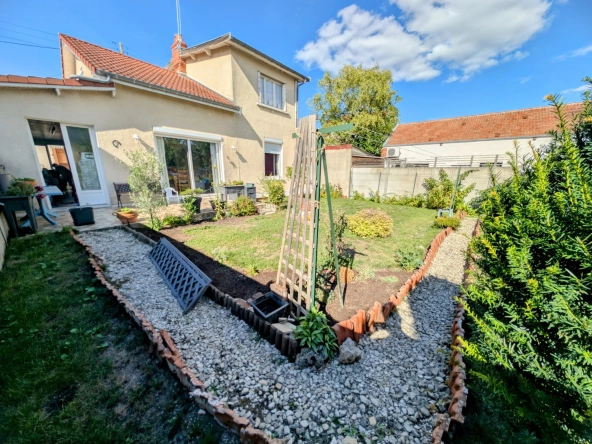 Maison traditionnelle de 1930 à Sainte-Savine avec jardin et ateliers - 106 m²