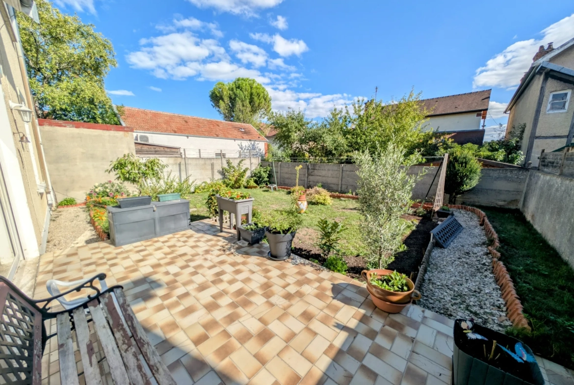 Maison traditionnelle de 1930 à Sainte-Savine avec jardin et ateliers - 106 m² 