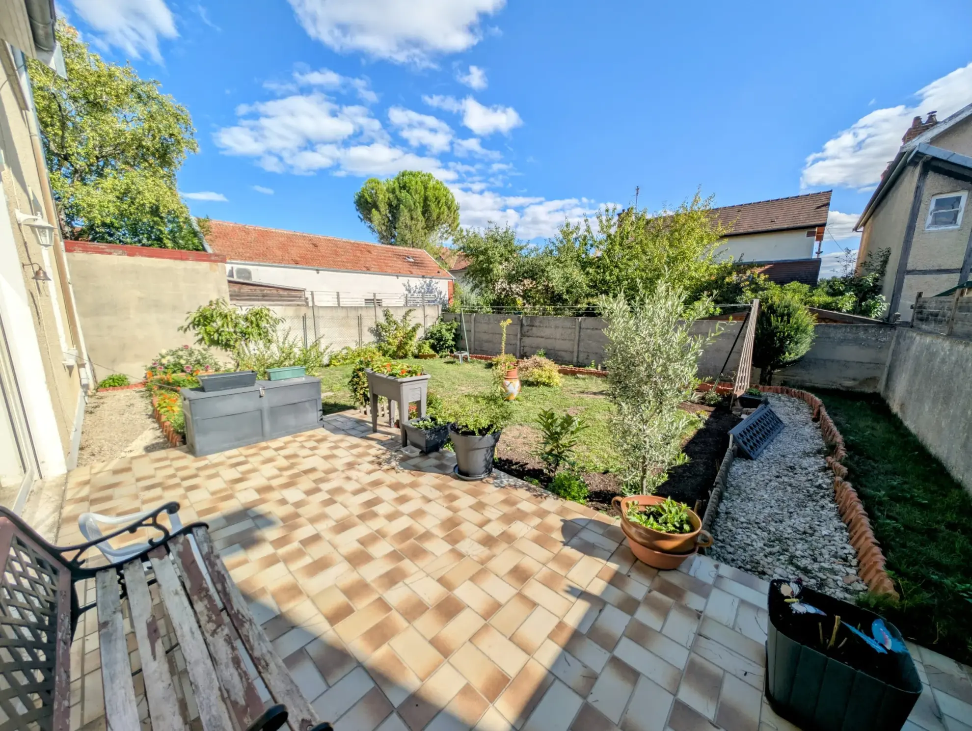 Maison traditionnelle de 1930 à Sainte-Savine avec jardin et ateliers - 106 m² 