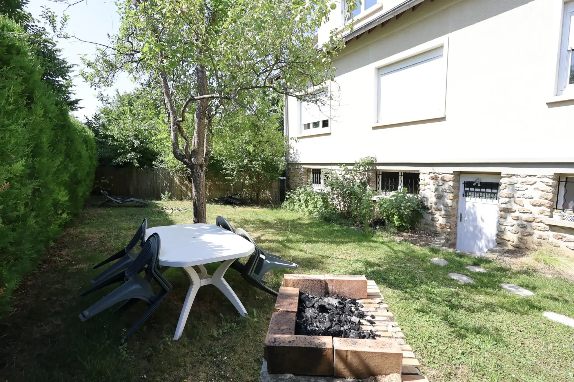 Appartement avec jardin à Saintry-sur-Seine - 83m² dans maison divisée 