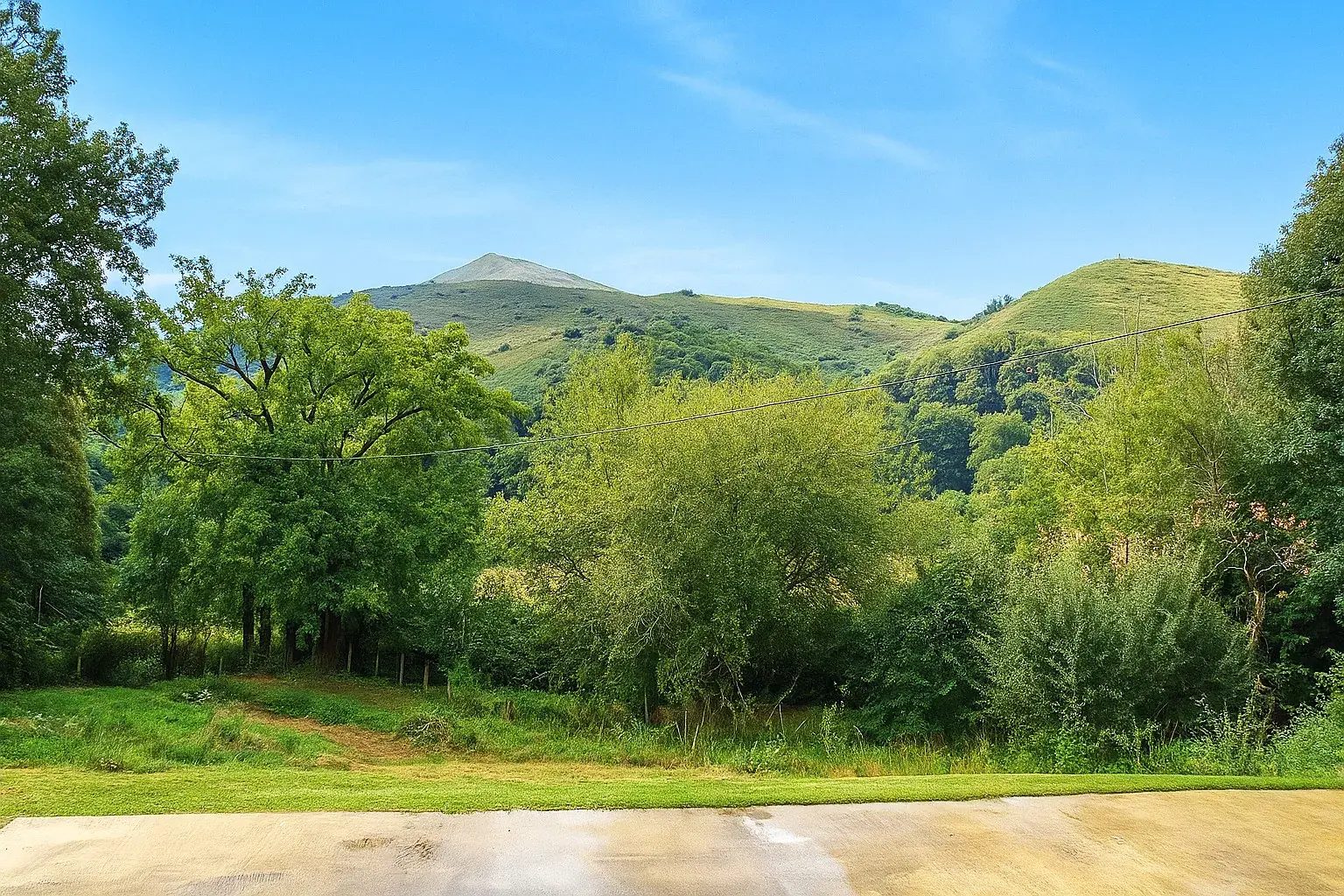Grande parcelle de terrain constructible à Hasparren avec aménagements 