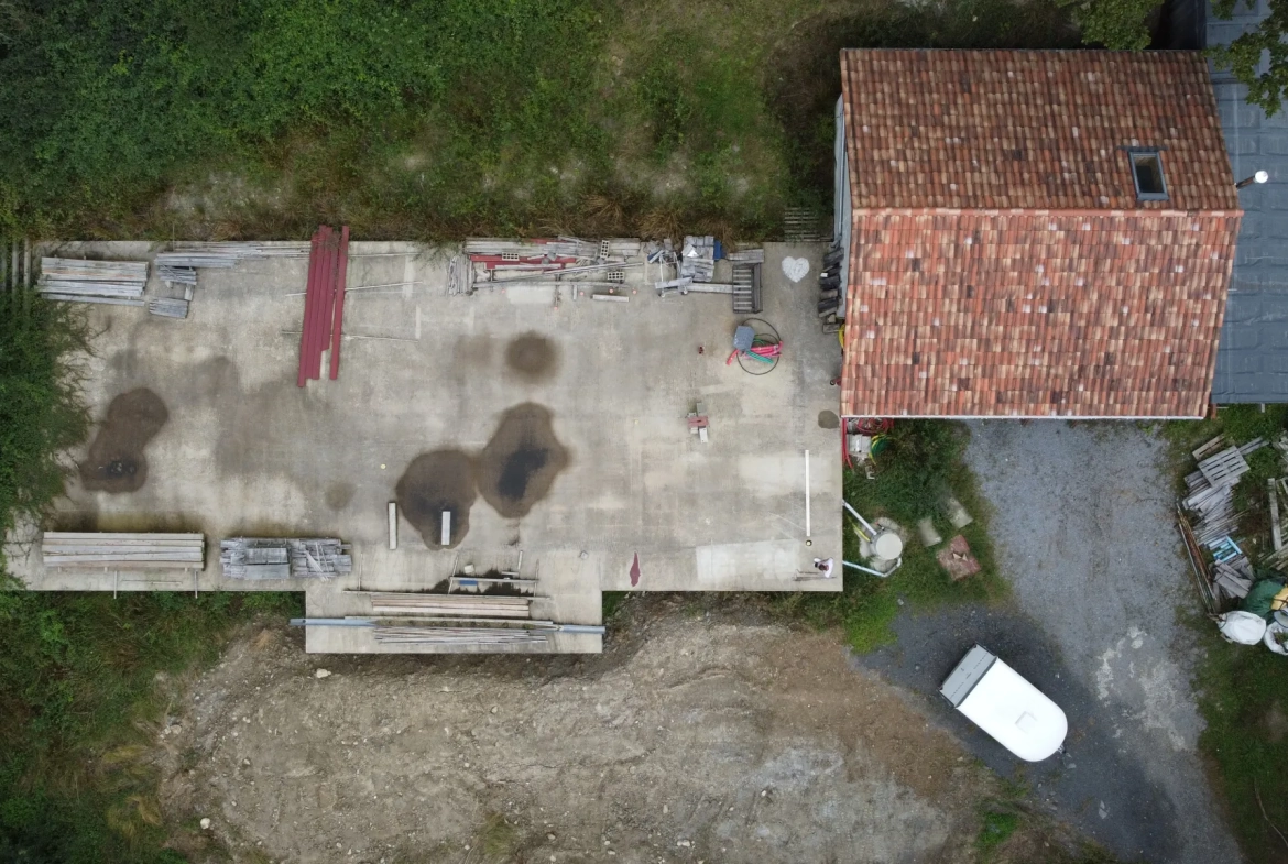 Grande parcelle de terrain constructible à Hasparren avec aménagements 