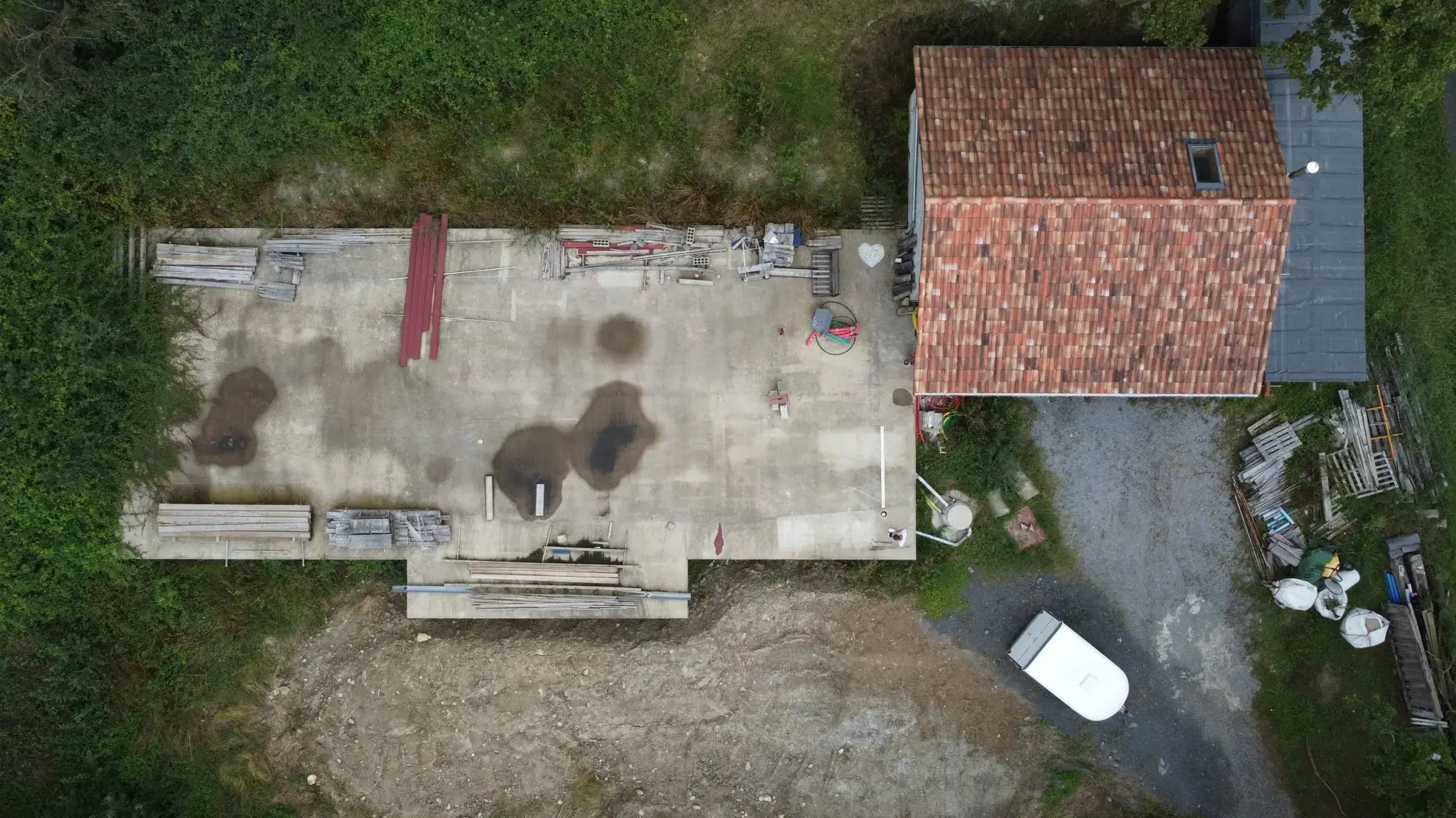 Grande parcelle de terrain constructible à Hasparren avec aménagements 