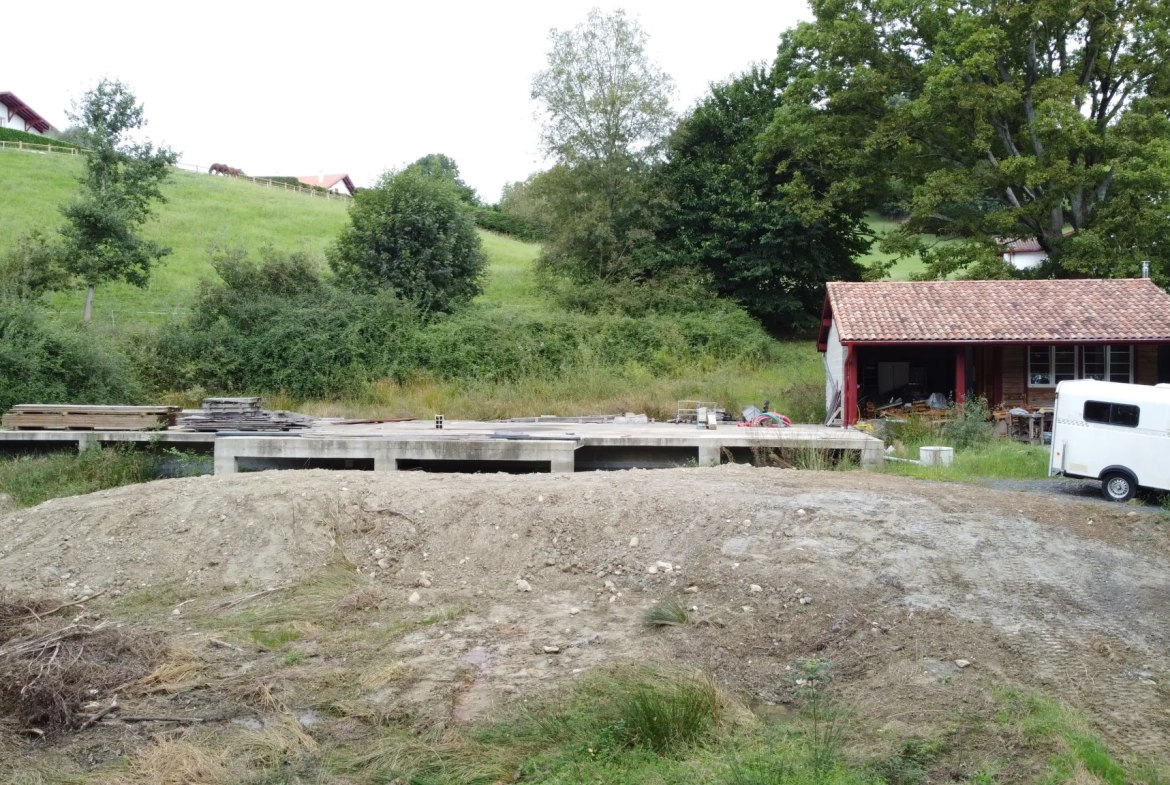 Grande parcelle de terrain constructible à Hasparren avec aménagements 