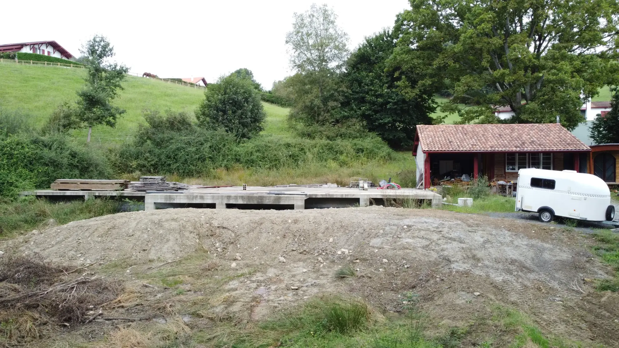 Grande parcelle de terrain constructible à Hasparren avec aménagements 