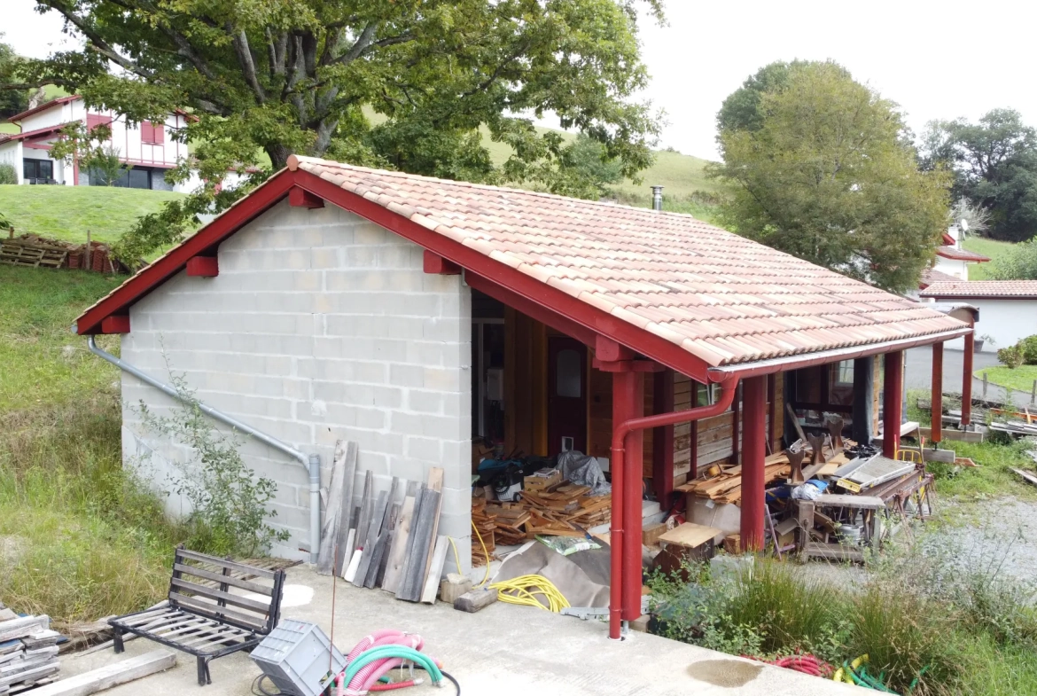 Grande parcelle de terrain constructible à Hasparren avec aménagements 