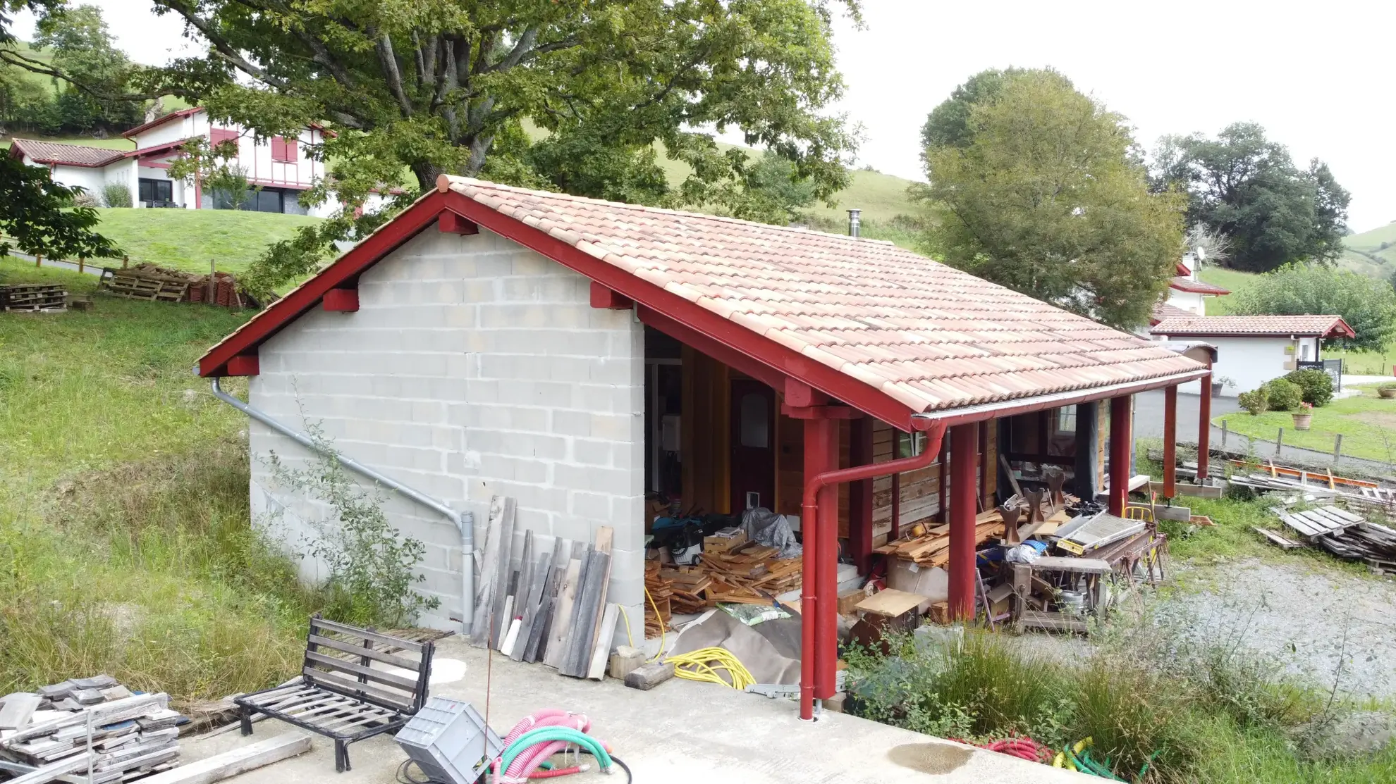 Grande parcelle de terrain constructible à Hasparren avec aménagements 