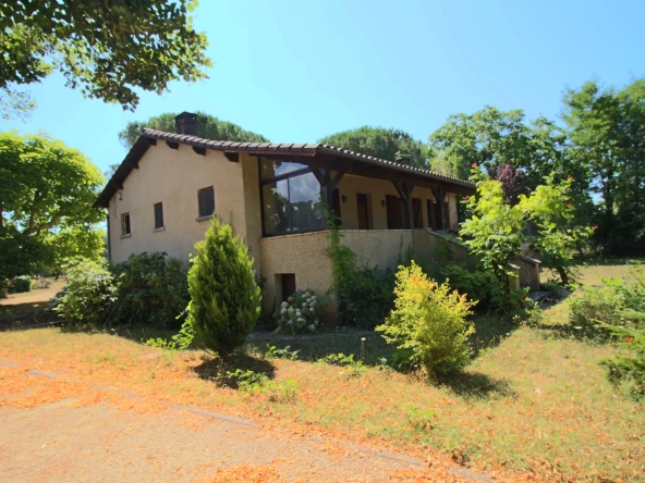 Belle maison contemporaine avec grand jardin proche de Puy-l'Évêque