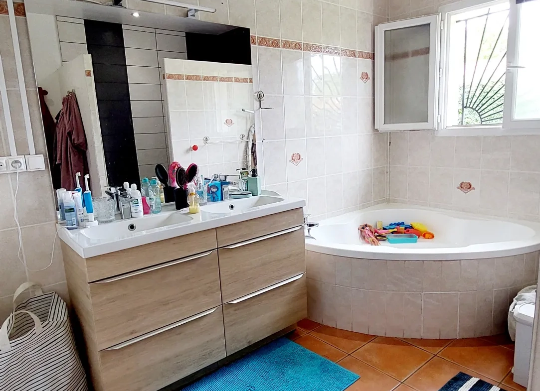 Maison de plain-pied avec piscine et garage proche La Réole - 110 m² 