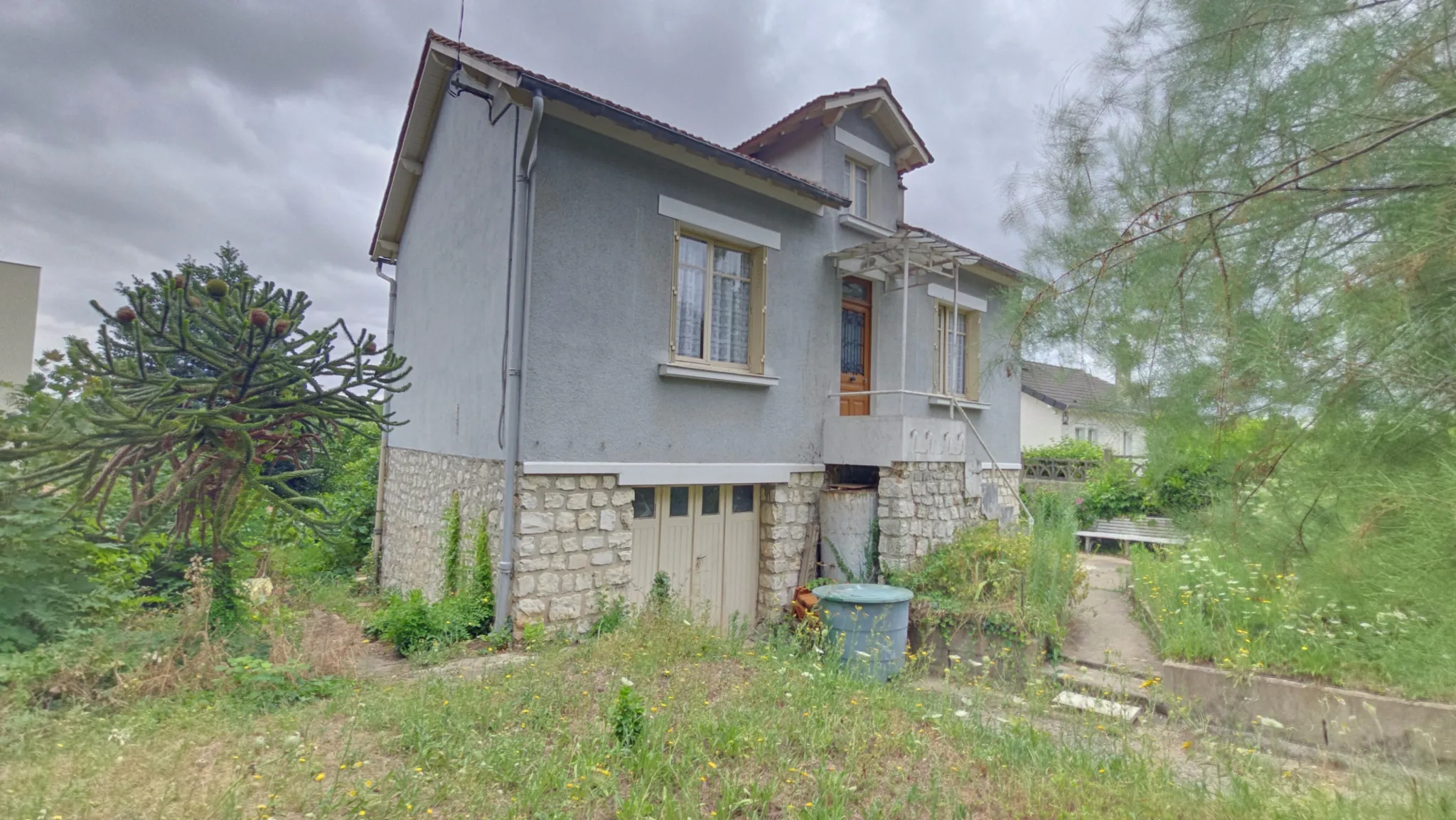Maison indépendante à Auxerre avec sous-sol total sur terrain de 900 m² 