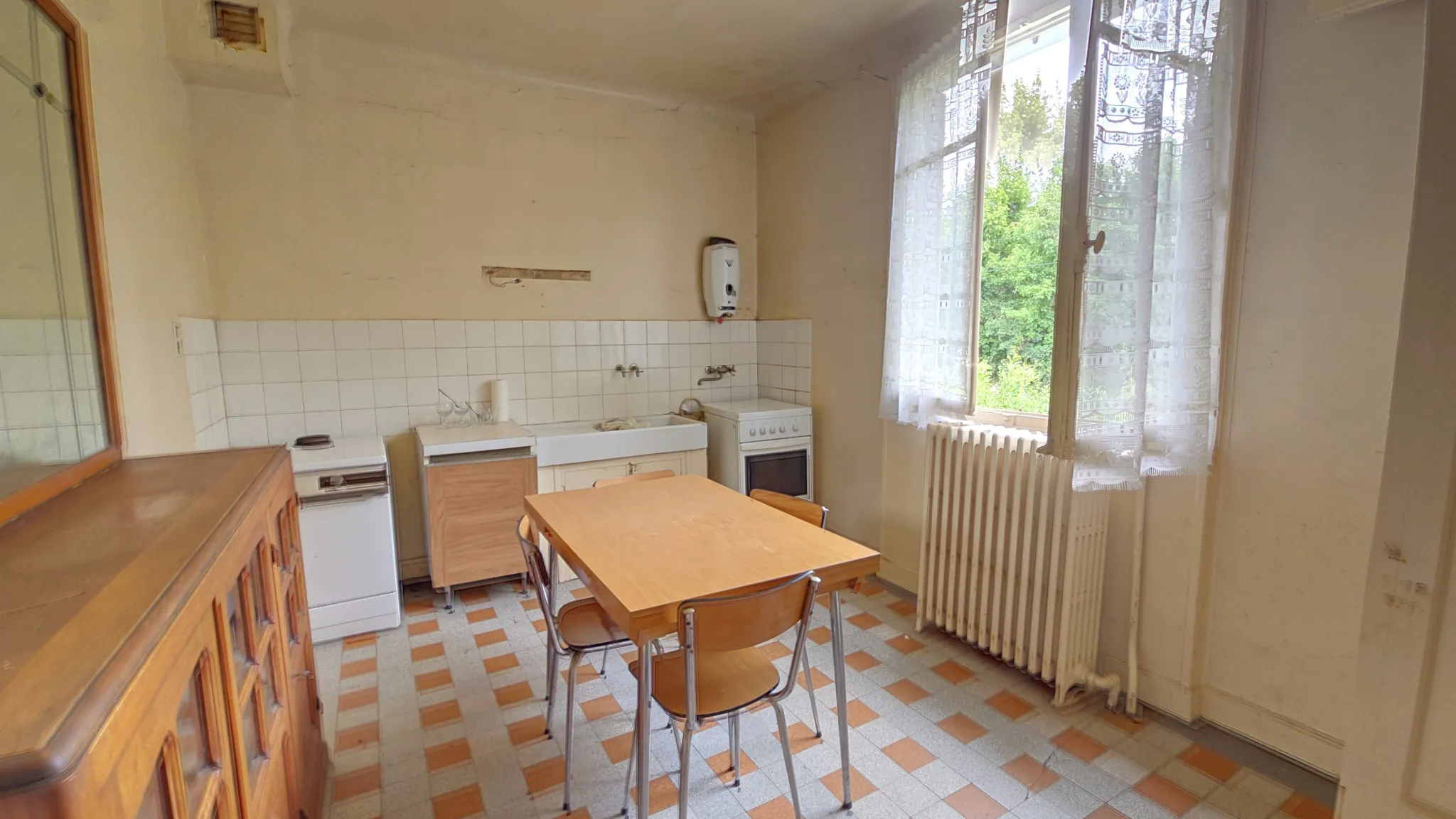 Maison indépendante à Auxerre avec sous-sol total sur terrain de 900 m² 