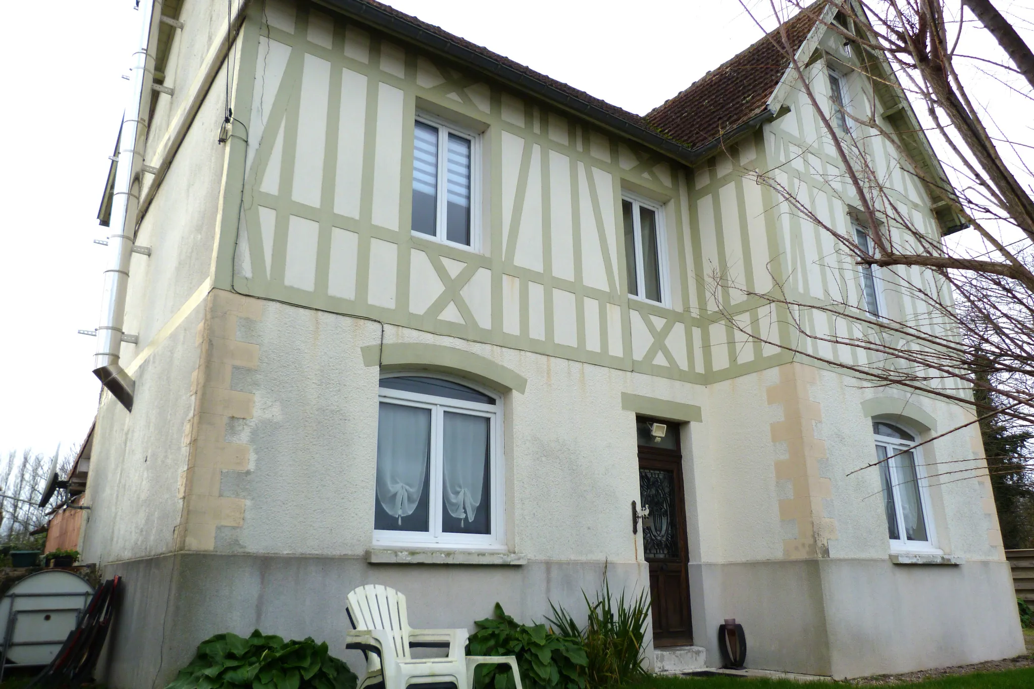 Belle maison anglo-normande avec piscine et vue sur la Seine à Arelau­ne-en-Seine 