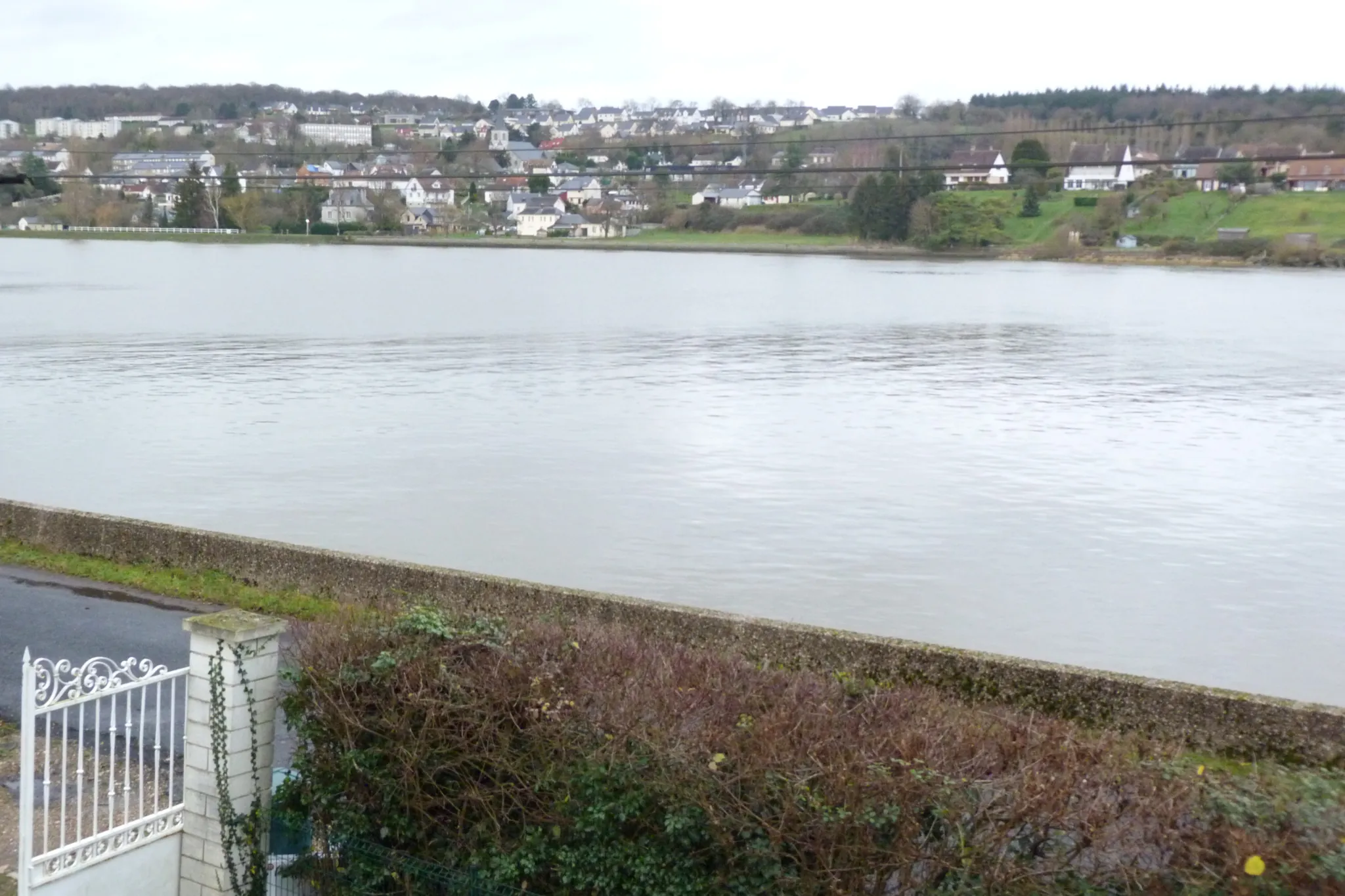 Belle maison anglo-normande avec piscine et vue sur la Seine à Arelau­ne-en-Seine 
