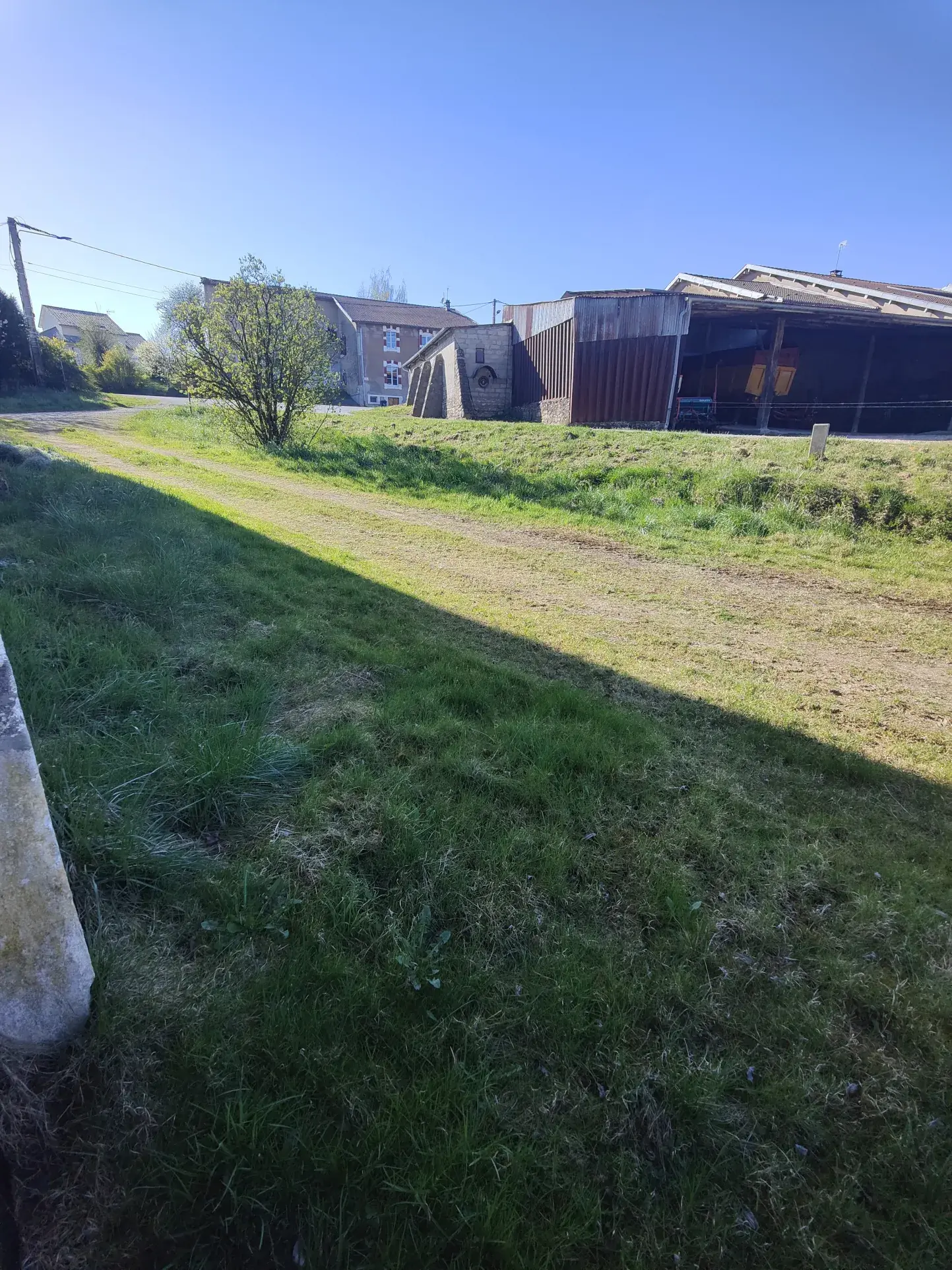 Maison spacieuse avec grand potentiel à Bonzee proche de Fresnes 