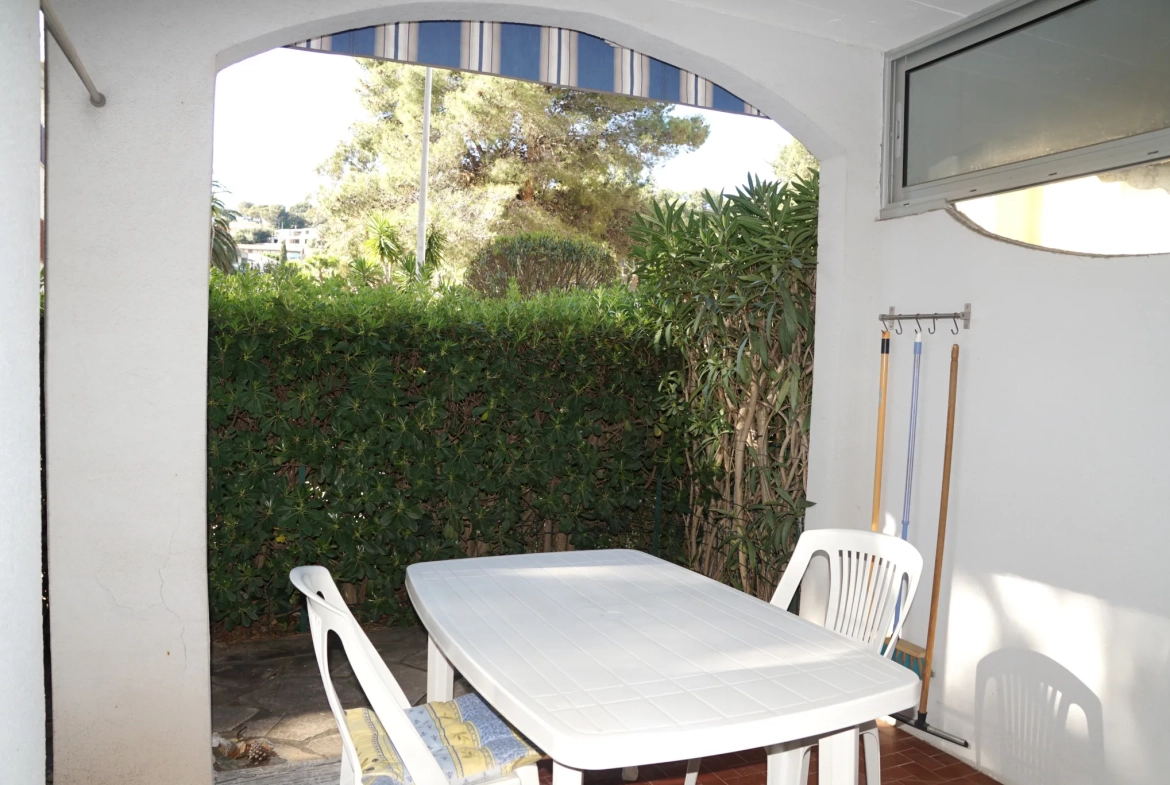 Appartement 2 pièces avec terrasse, cave et parking à Cavalaire-sur-Mer 