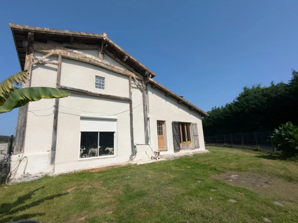Belle maison de campagne à Aillas avec grand terrain et 4 chambres