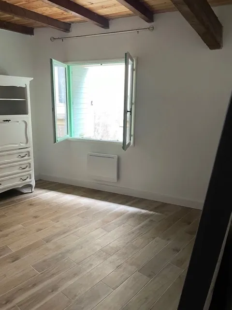 Maison de village avec deux appartements et grand garage à Puissalicon 