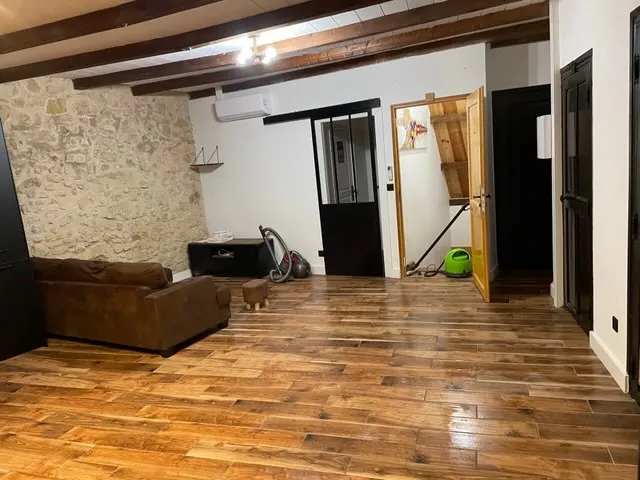 Maison de village avec deux appartements et grand garage à Puissalicon 