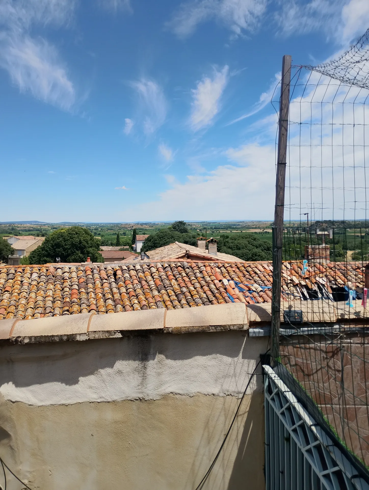 Maison de village avec deux appartements et grand garage à Puissalicon 