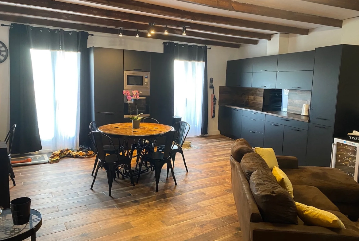 Maison de village avec deux appartements et grand garage à Puissalicon 