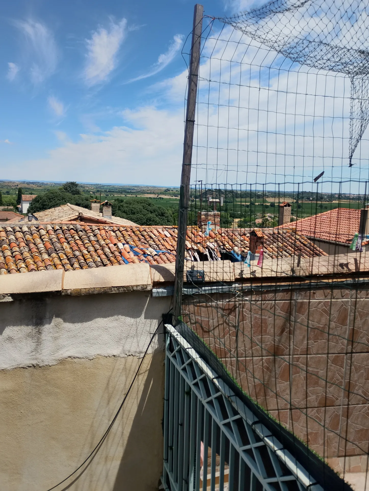 Maison de village avec deux appartements et grand garage à Puissalicon 