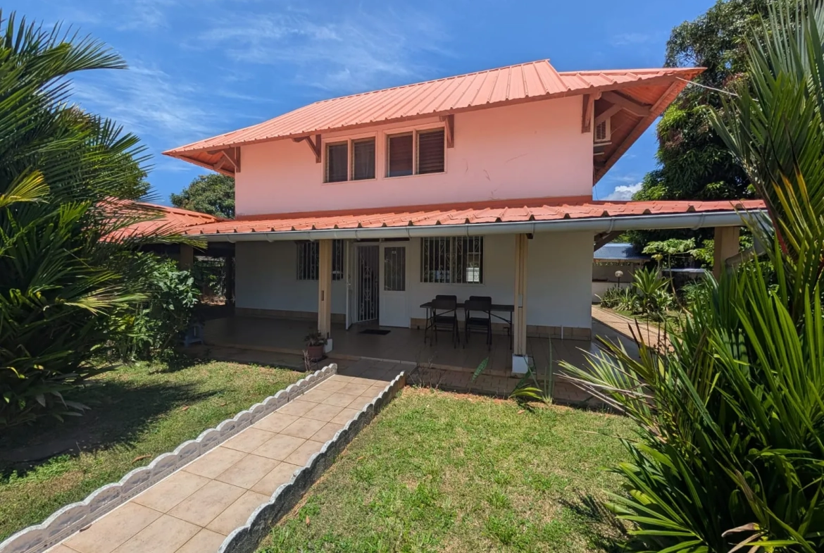 Maison de 112 m² à vendre à Macouria, secteur paisible, avec terrasse et garage 