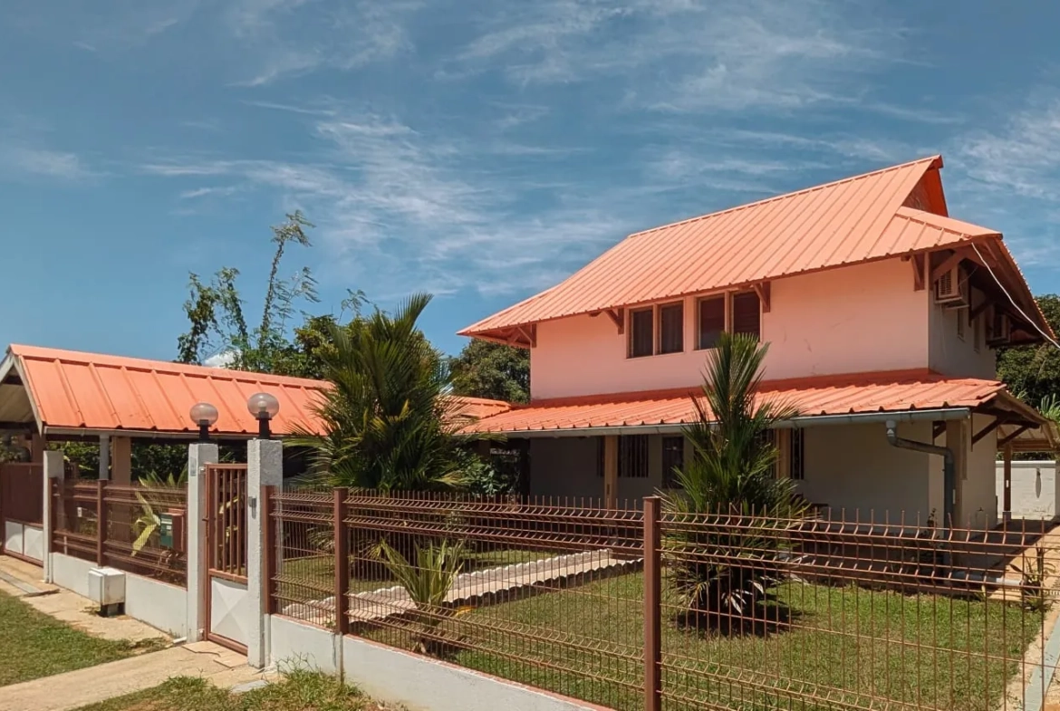 Maison de 112 m² à vendre à Macouria, secteur paisible, avec terrasse et garage 