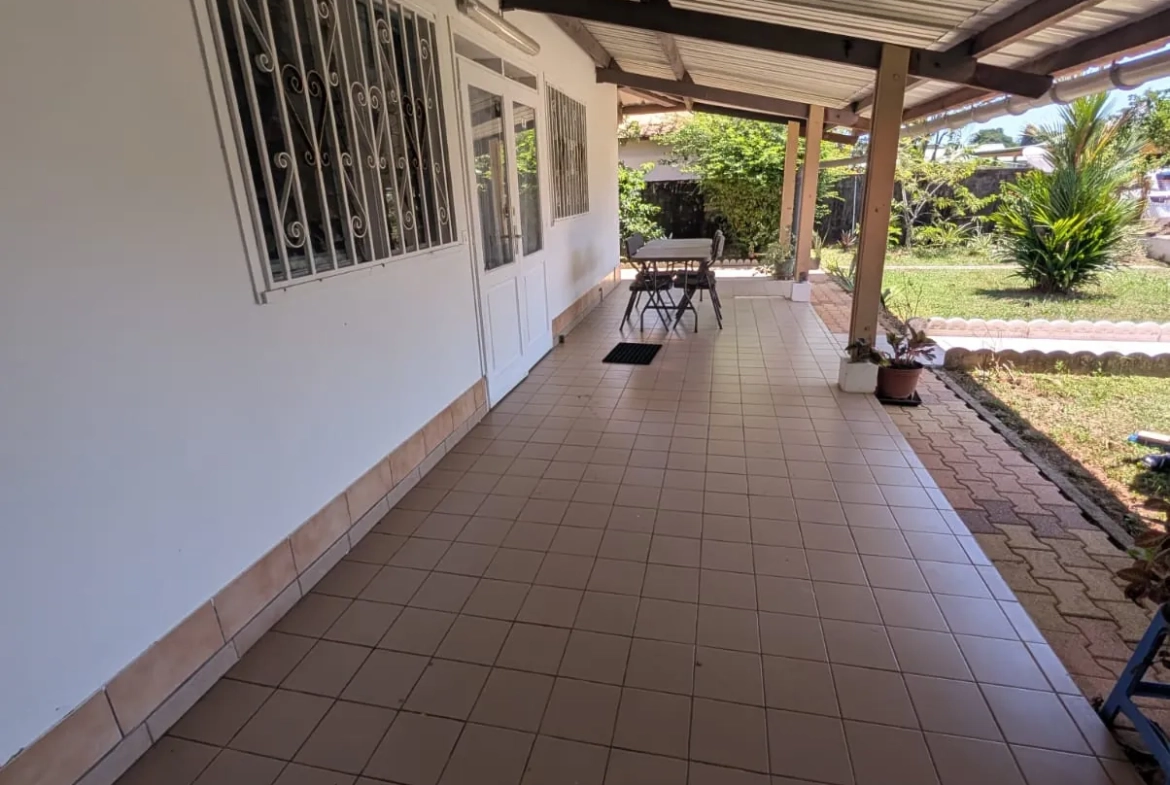 Maison de 112 m² à vendre à Macouria, secteur paisible, avec terrasse et garage 