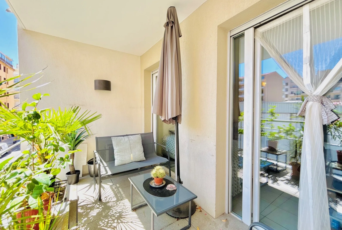 Studio à Nice Riquier de 21,39 m² avec terrasse et vue dégagée 