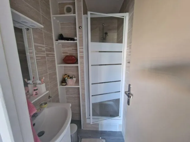 Studio à vendre à Aix-en-Provence – Appartement T1 sécurisé avec balcon et stationnement 