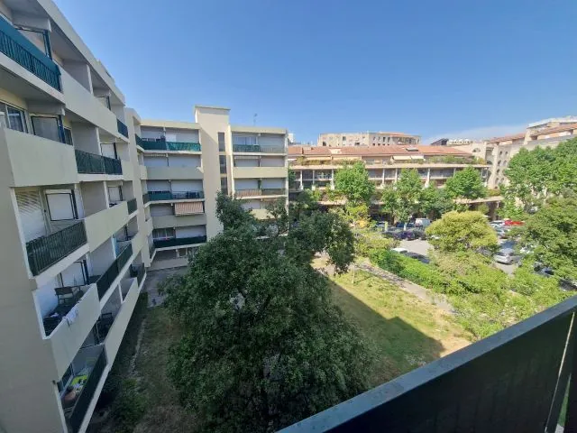 Studio à vendre à Aix-en-Provence – Appartement T1 sécurisé avec balcon et stationnement 