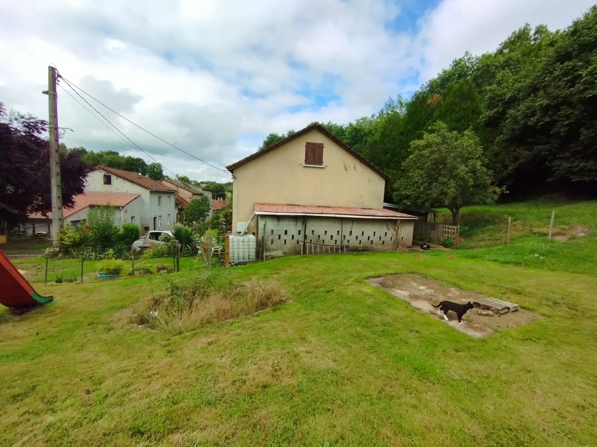 Pavillon à rénover avec terrain et terrasse à Val et Châtillon 
