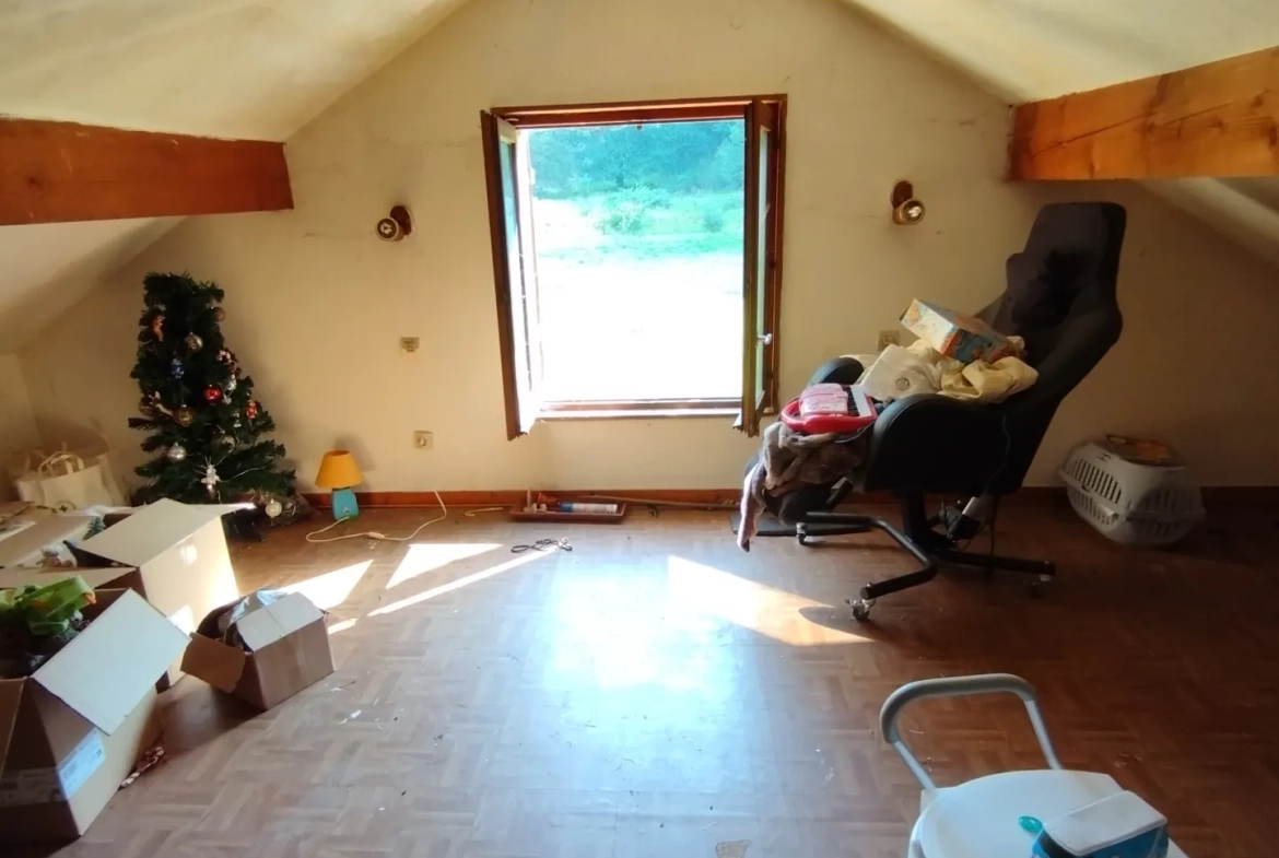 Pavillon à rénover avec terrain et terrasse à Val et Châtillon 