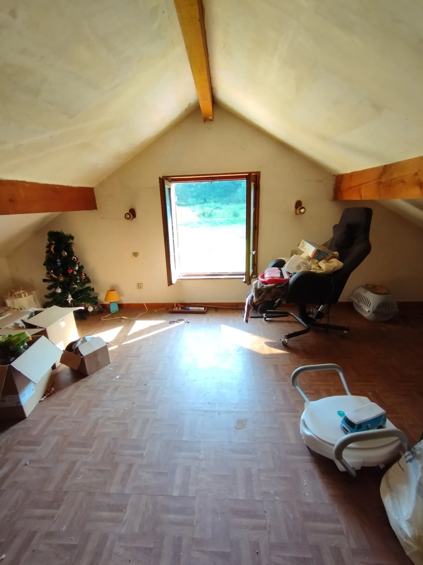Pavillon à rénover avec terrain et terrasse à Val et Châtillon 
