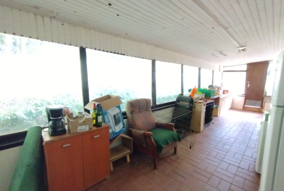 Pavillon à rénover avec terrain et terrasse à Val et Châtillon 