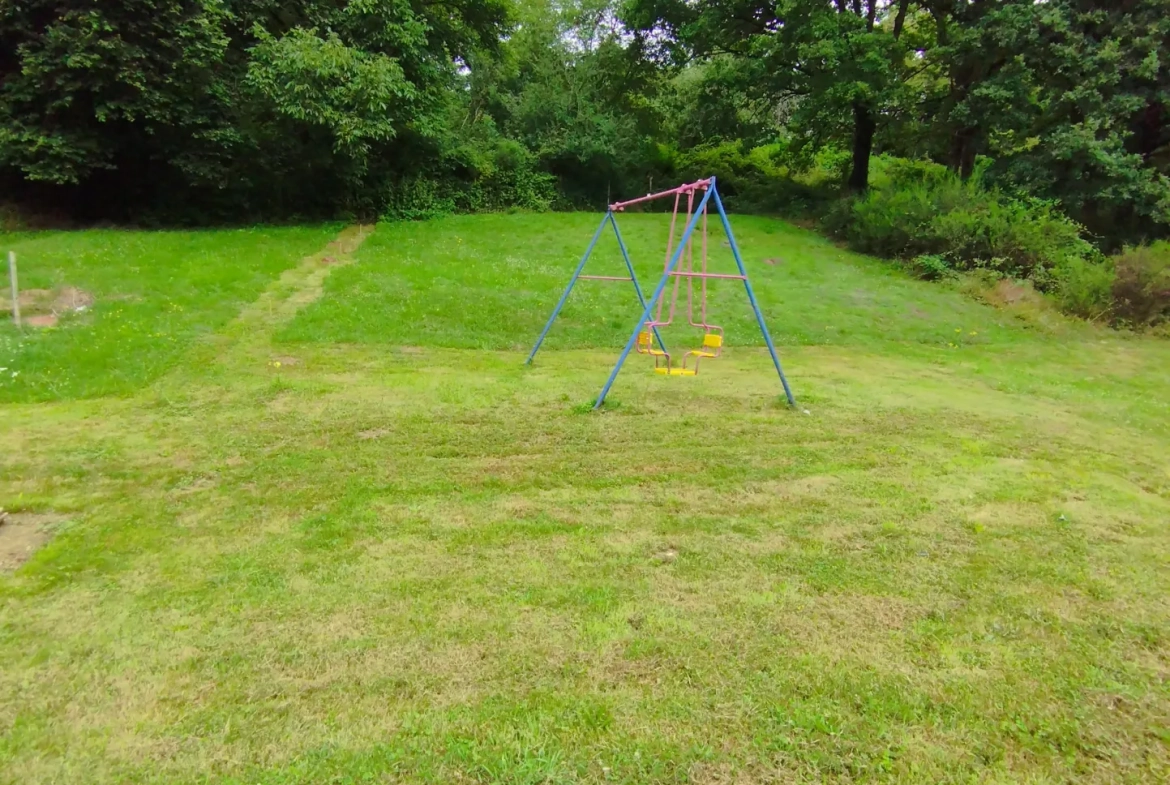 Pavillon à rénover avec terrain et terrasse à Val et Châtillon 