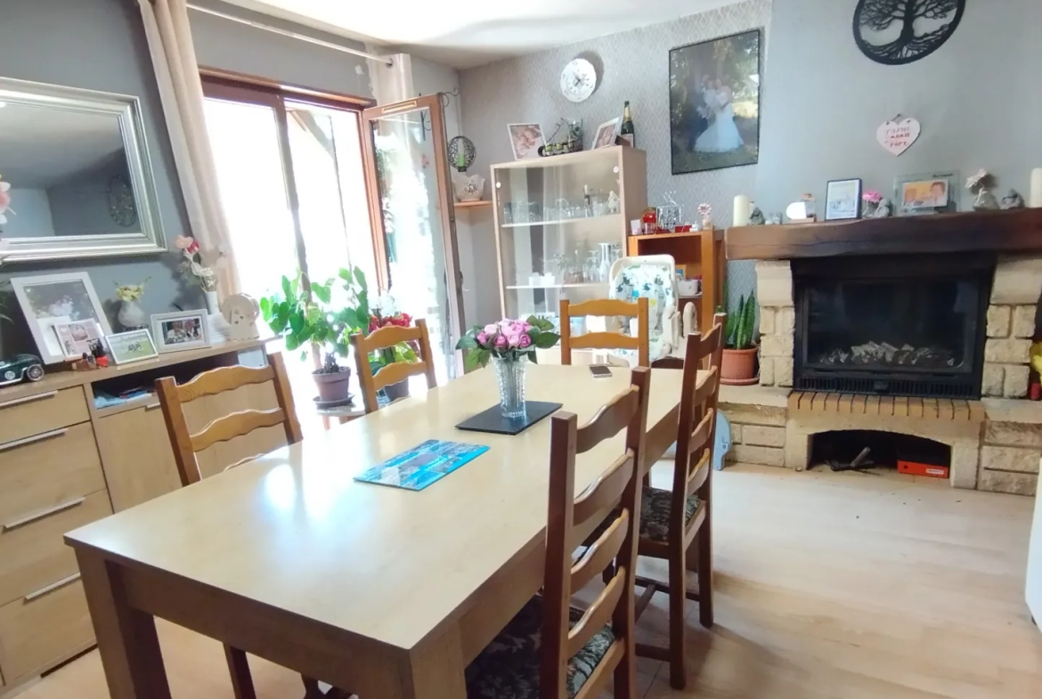 Pavillon à rénover avec terrain et terrasse à Val et Châtillon 