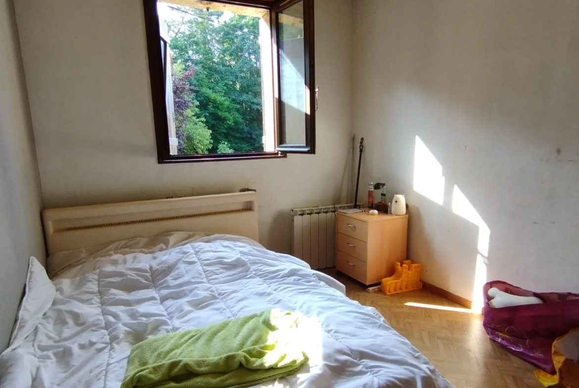 Pavillon à rénover avec terrain et terrasse à Val et Châtillon 