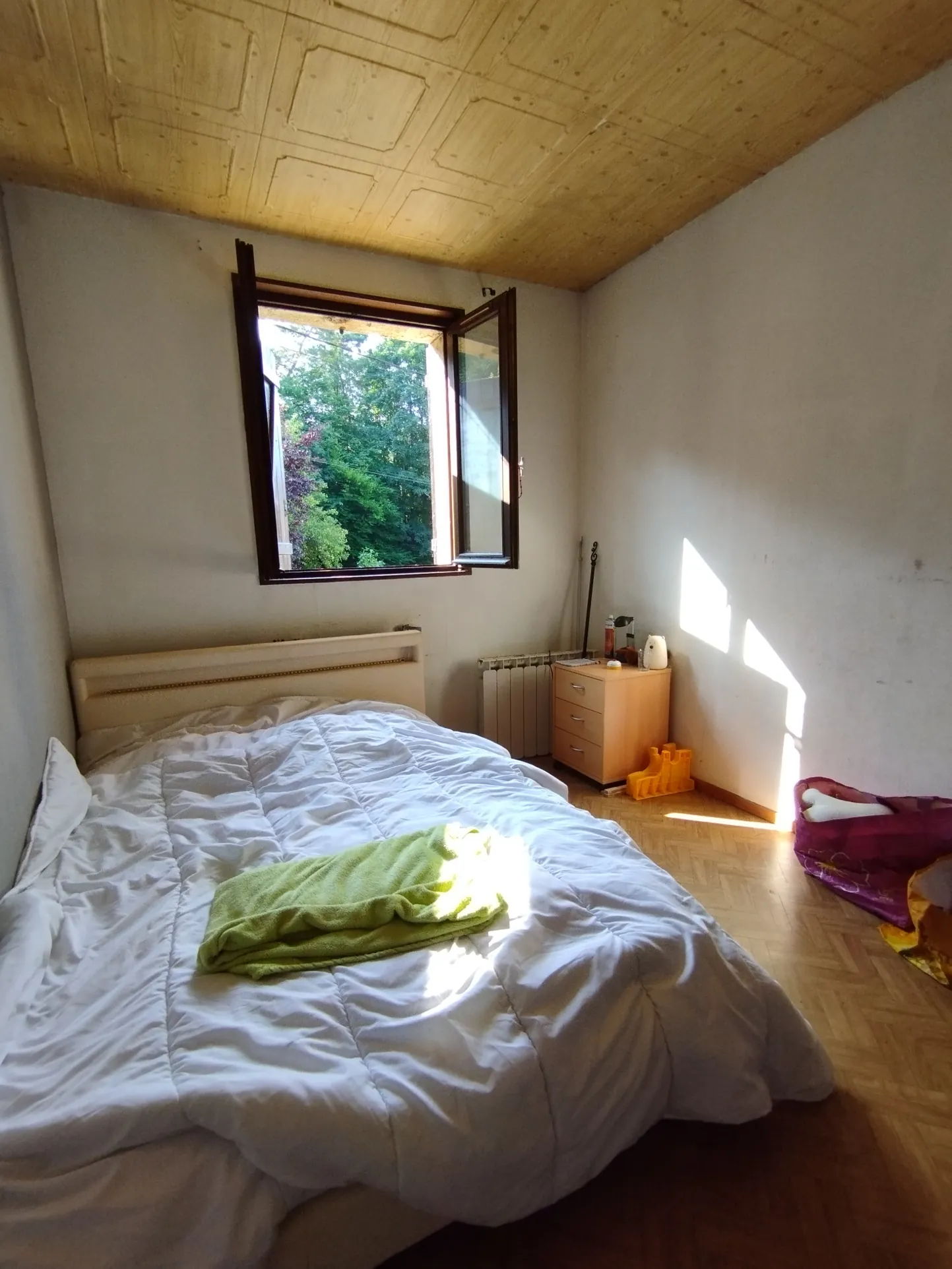 Pavillon à rénover avec terrain et terrasse à Val et Châtillon 