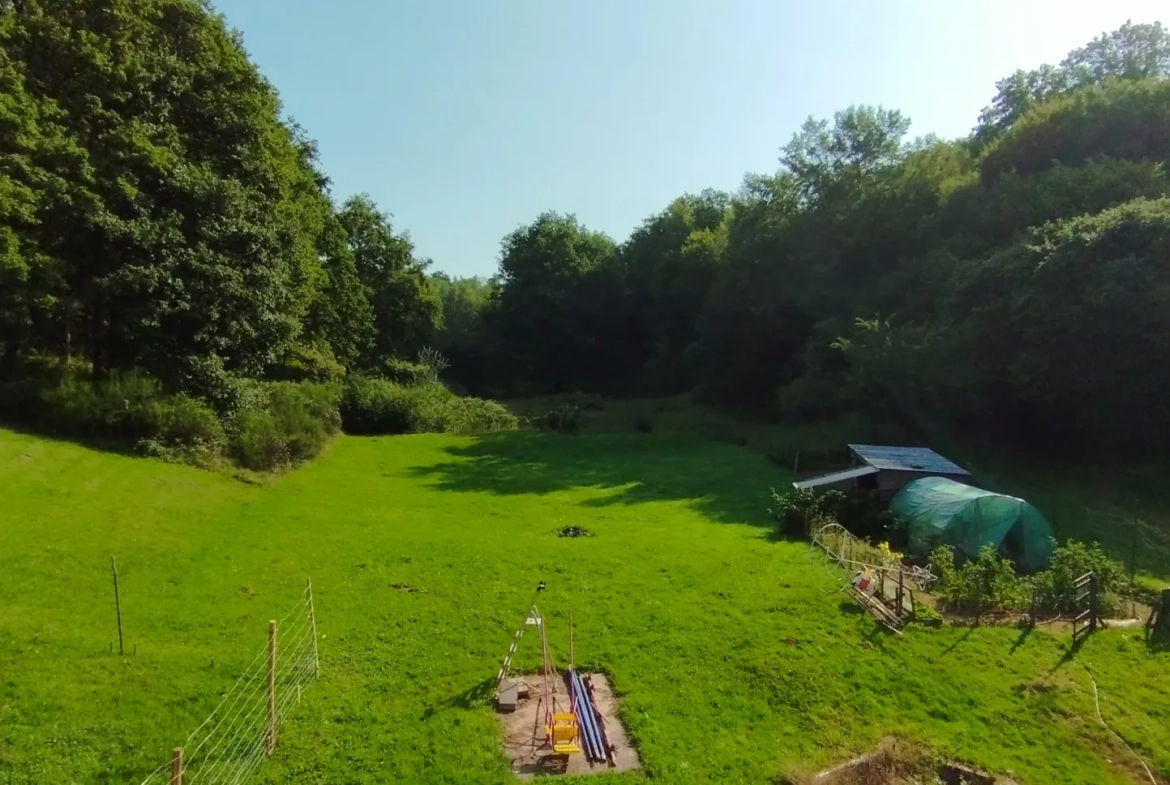 Pavillon à rénover avec terrain et terrasse à Val et Châtillon 